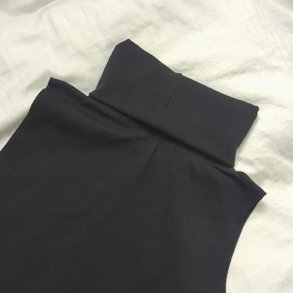 OAK + FORT Black Turtleneck Sleeveless Crop Top Size S - Picture 5 of 10